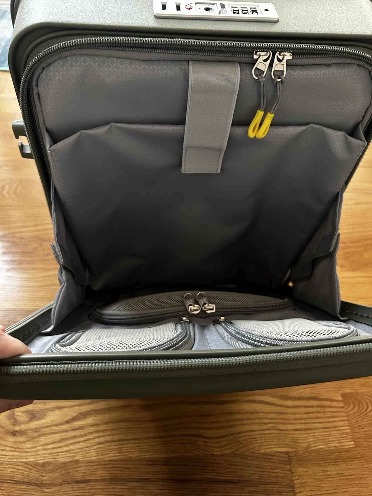 RAINSMORE Expandable Carry on Luggage 20 Inch, Airline Approved Carry on Suitcase with Front Pocket&Laptop Compartment, Hardshell Rolling Travel Luggage with Spinner Wheels,Black customer photo 1