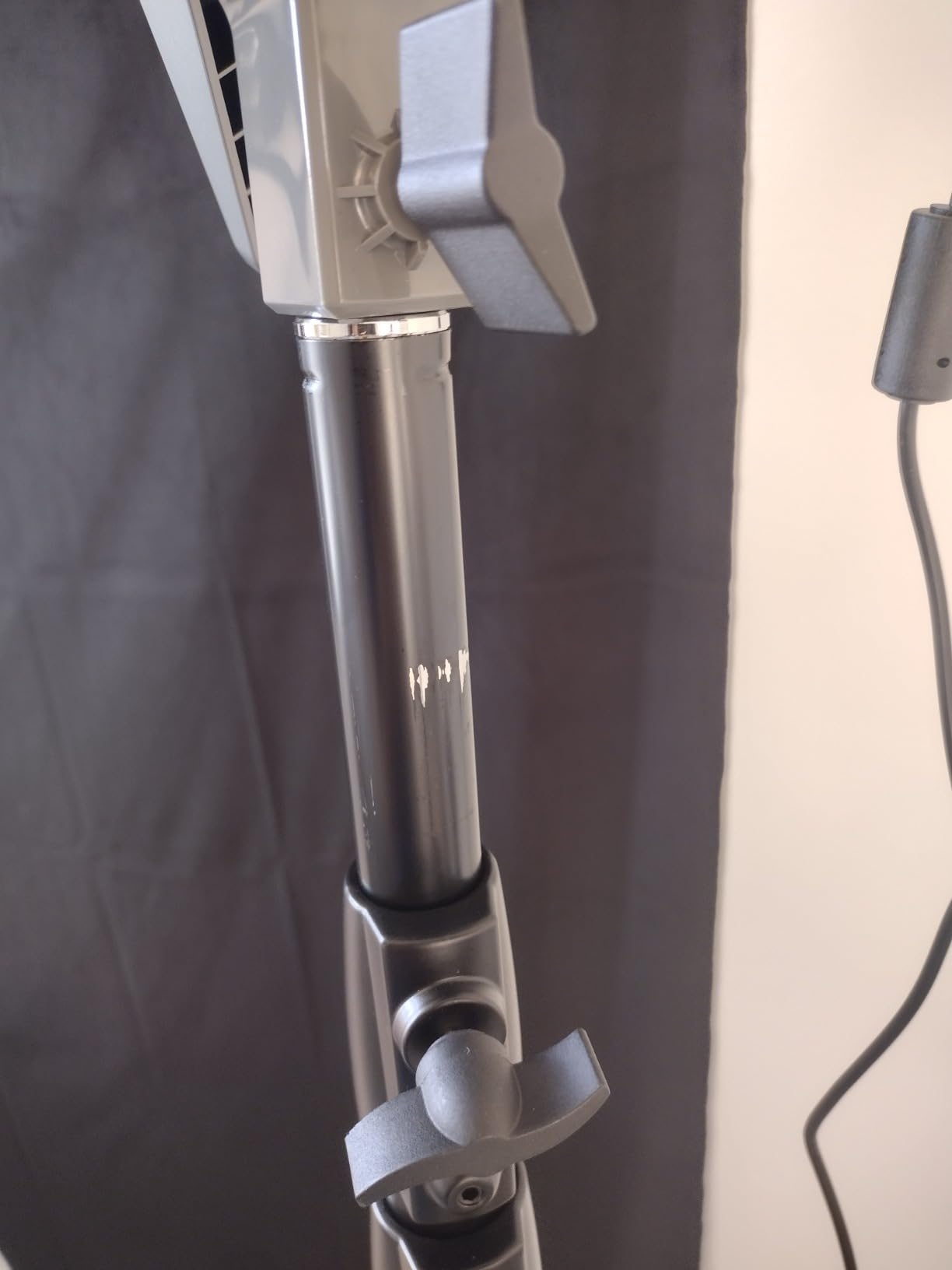 NEEWER Pro 9ft/260cm Spring Loaded Heavy Duty Light Stand customer photo 2