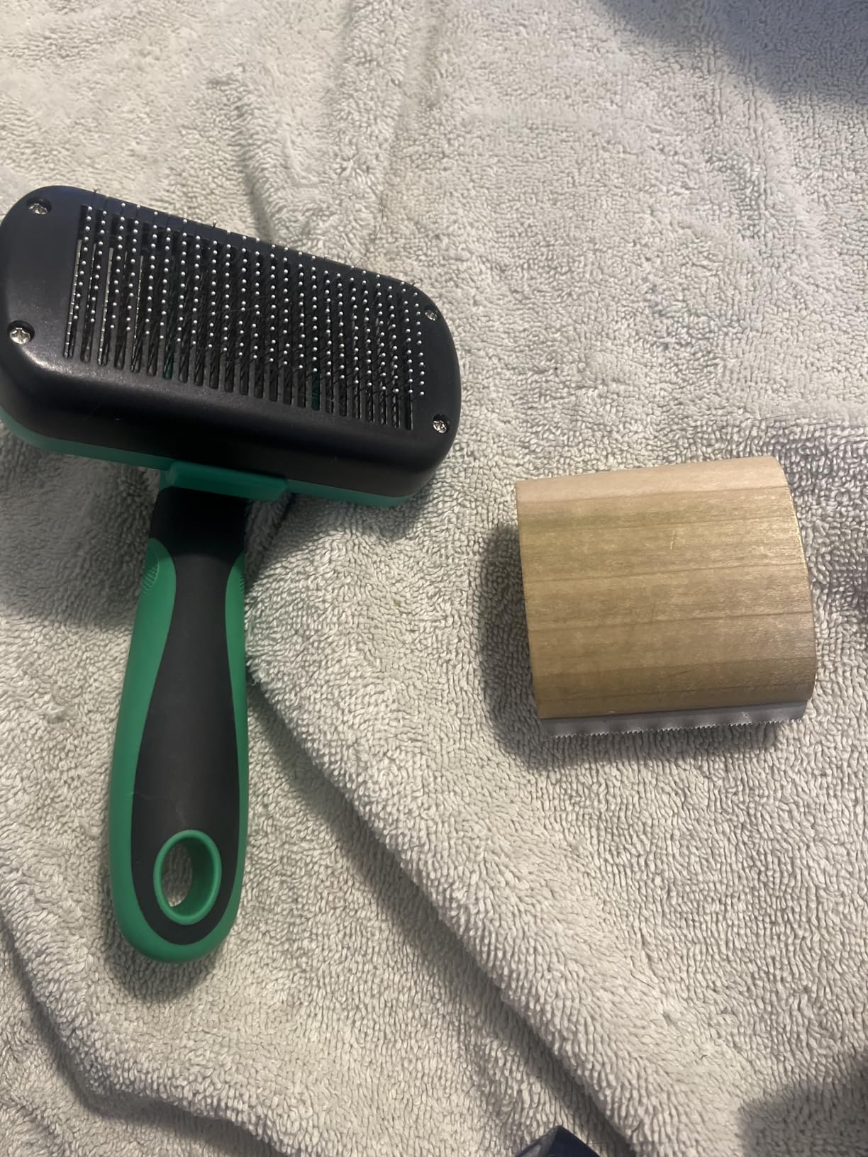 SleekEZ Cat Brush for Shedding - Deshedding Brush for Cats - Patented Grooming Tool for Removing Loose Fur, Undercoat & Hair - Made in USA - Works on Short, Medium & Long Coats customer photo 1