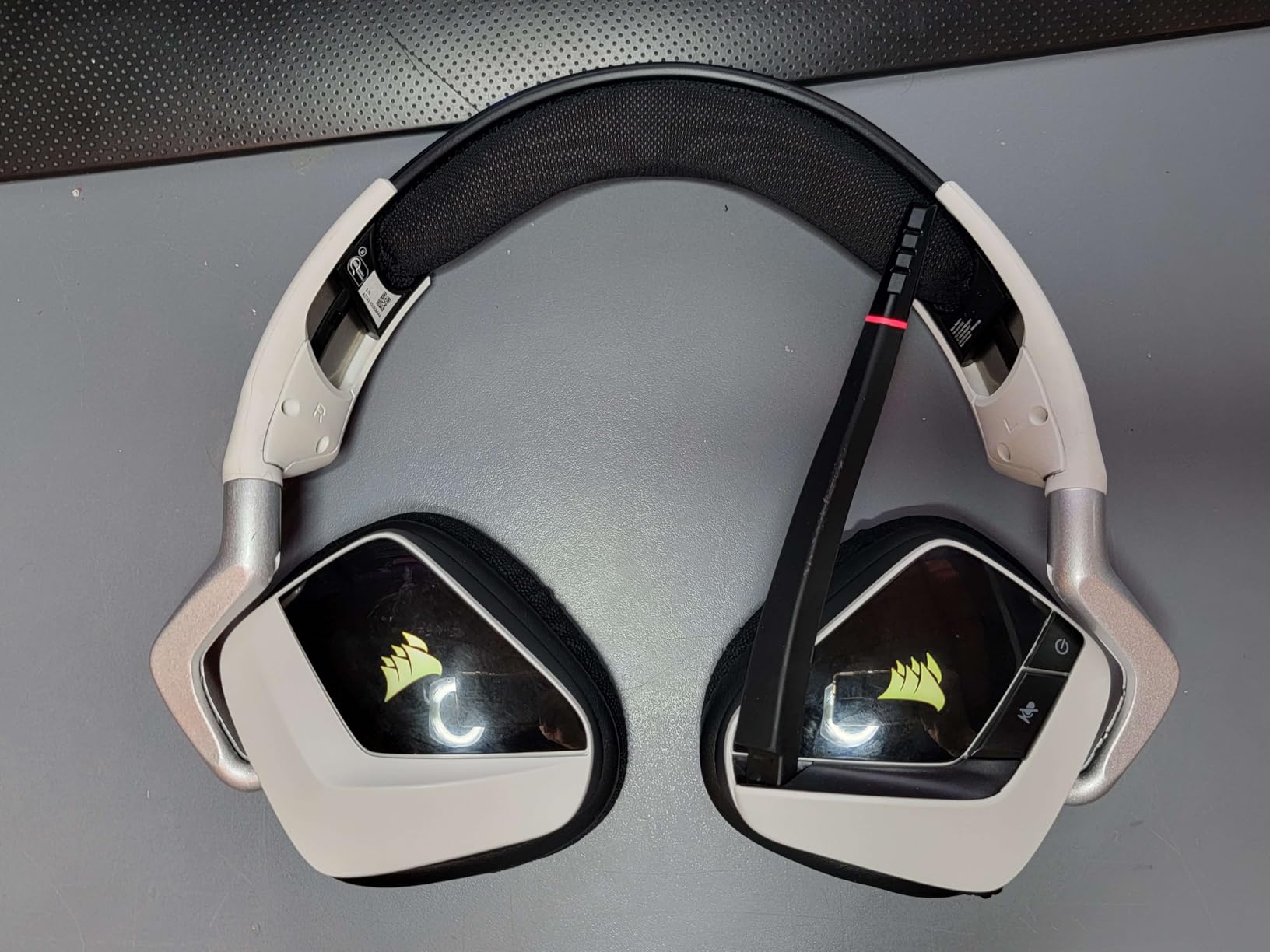 Corsair Void RGB Elite Wireless PC PS5 PS4 Mac Gaming Headset – White customer photo 1