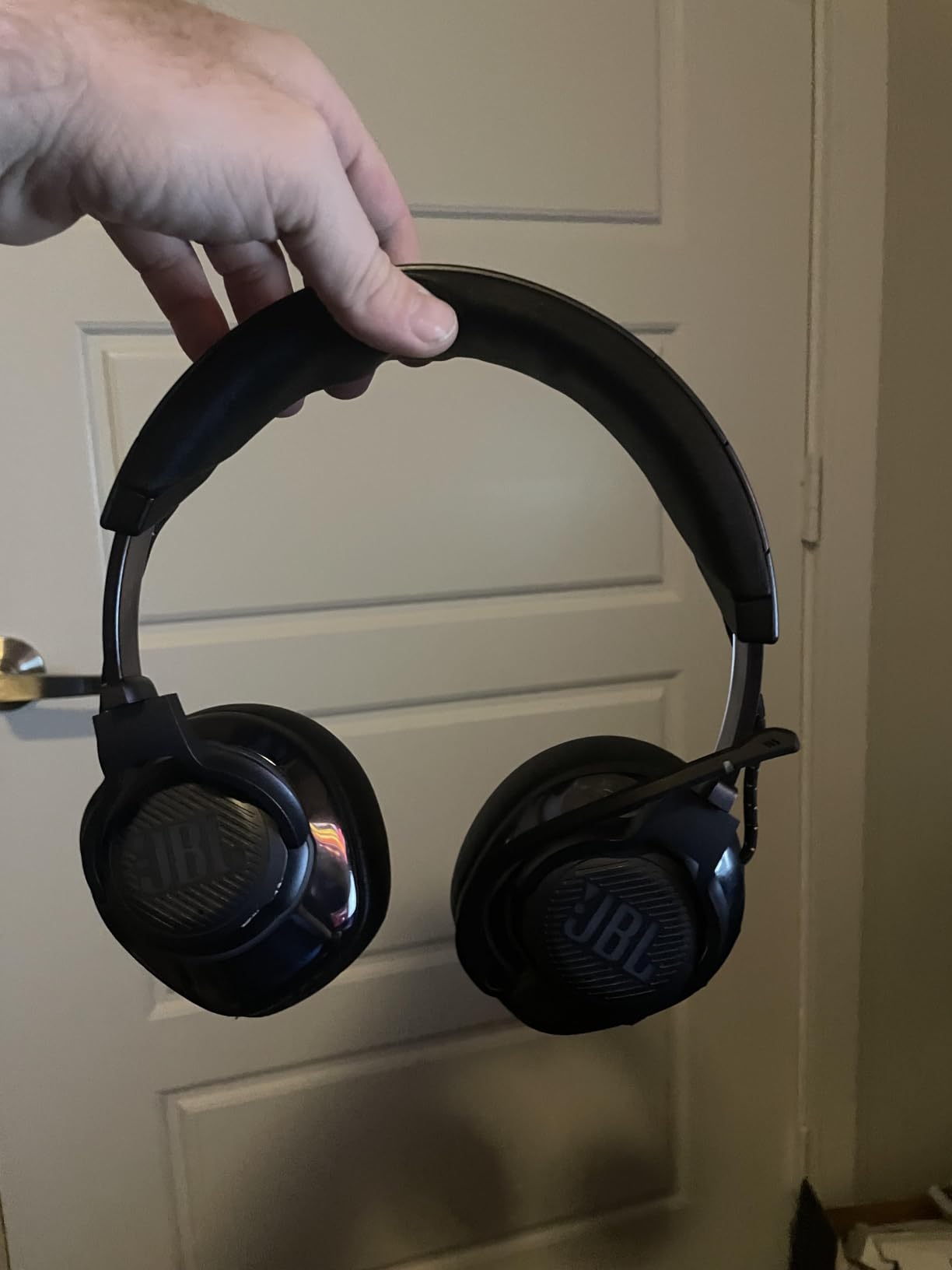 JBL Quantum 810 Wireless - Wireless over-ear performance gaming headset with Active Noise Cancelling and Bluetooth, up to 43 hours of battery life, Hi-Res 50mm drivers (Black) customer photo 2