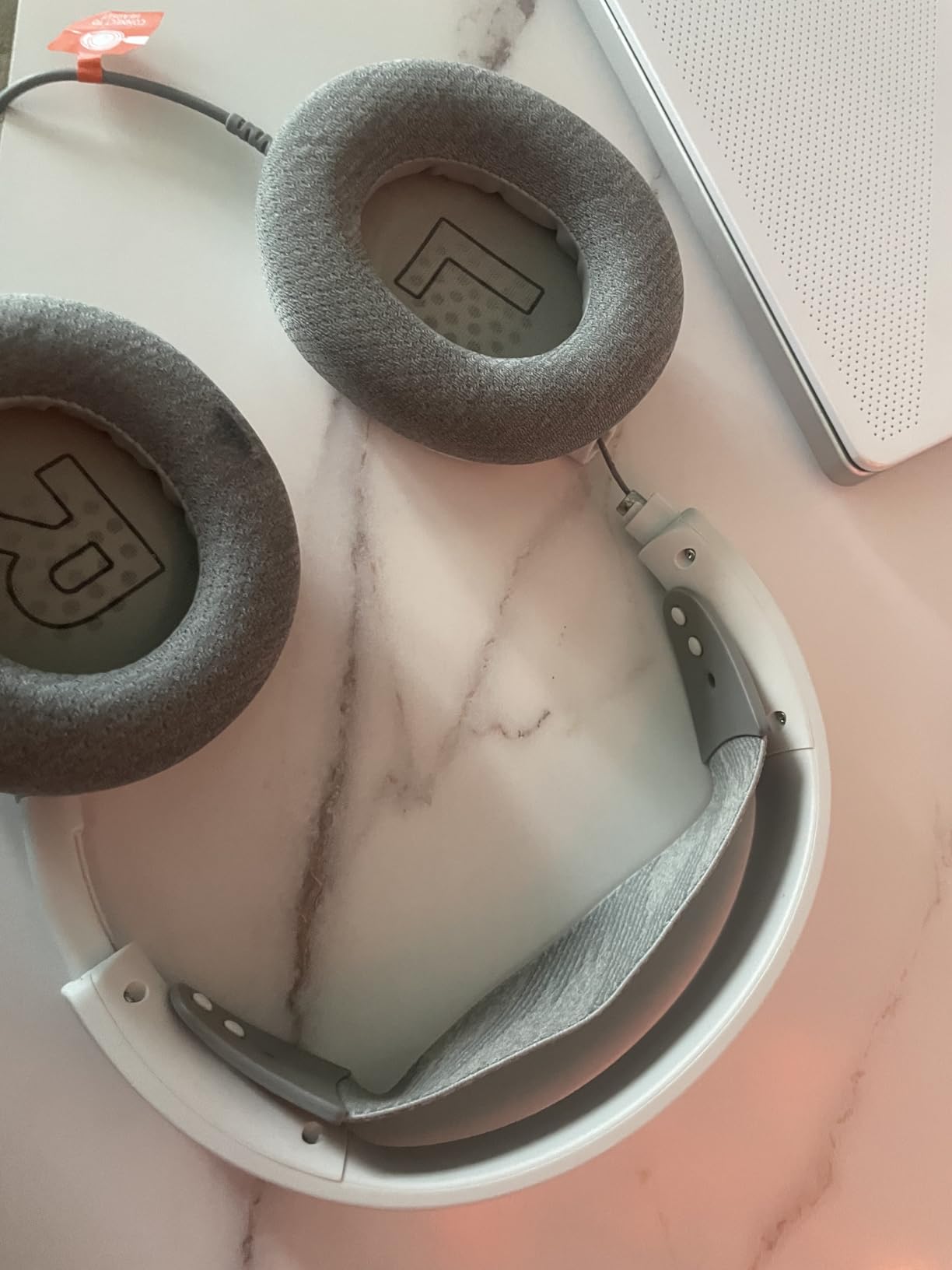 SteelSeries Arctis Nova 1P Multi-System Gaming Headset — Hi-Fi Drivers — 360° Spatial Audio — Comfort Design — Durable — Lightweight — Noise-Cancelling Mic — PS5/PS4, PC, Xbox, Switch - White customer photo 2