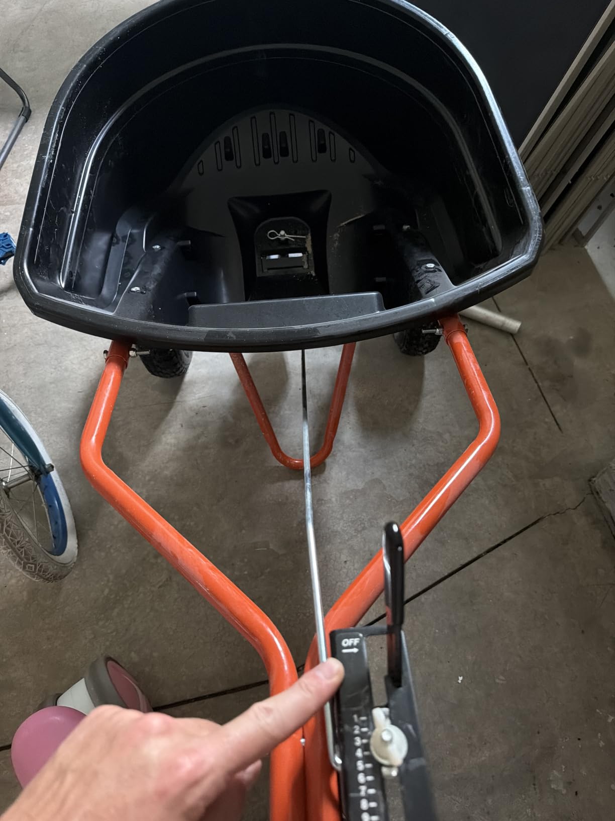 Agri-Fab 45-0614 130 lb. Push Lawn & Garden Broadcast Spreader for Seed,Fertilizer,Salt,Ice Melt; Walk Behind with Easy to use Flow Control Lever customer photo 1