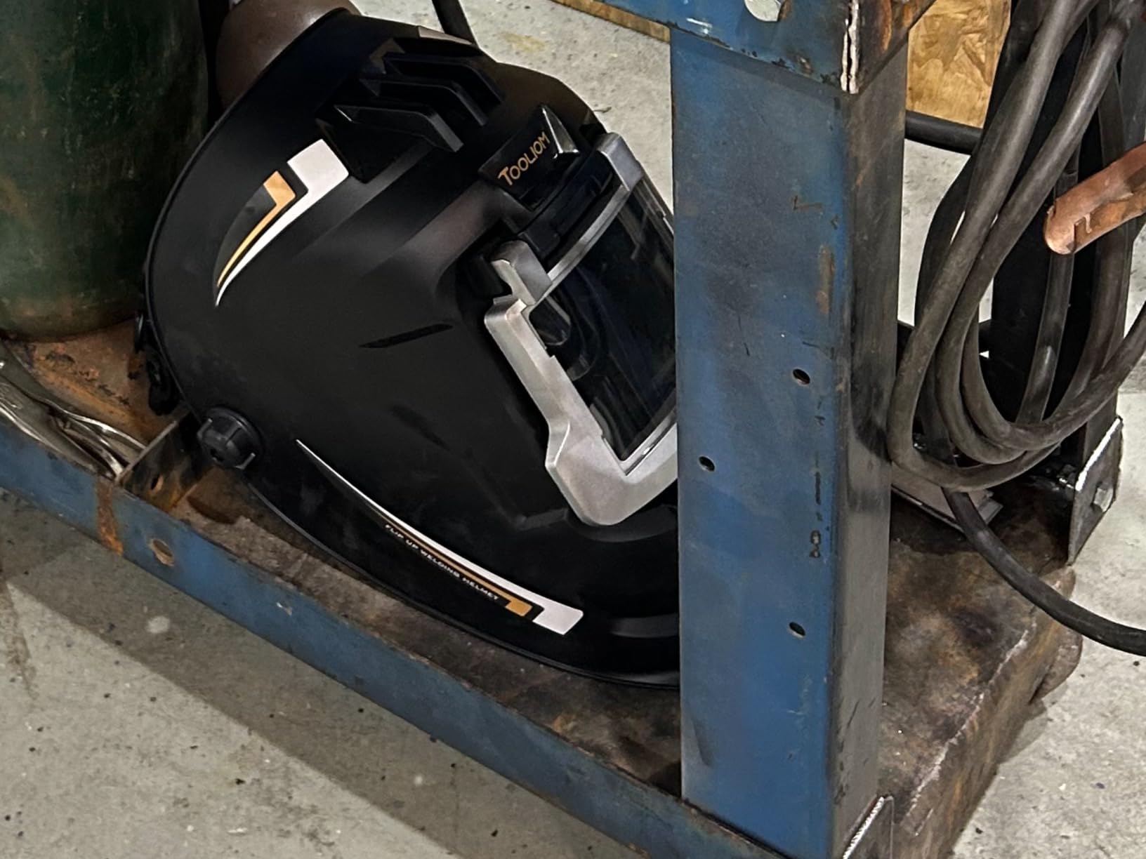 TOOLIOM Auto-Darkening True Color Welding Helmet with 3.94 x 3.66 View customer photo 2