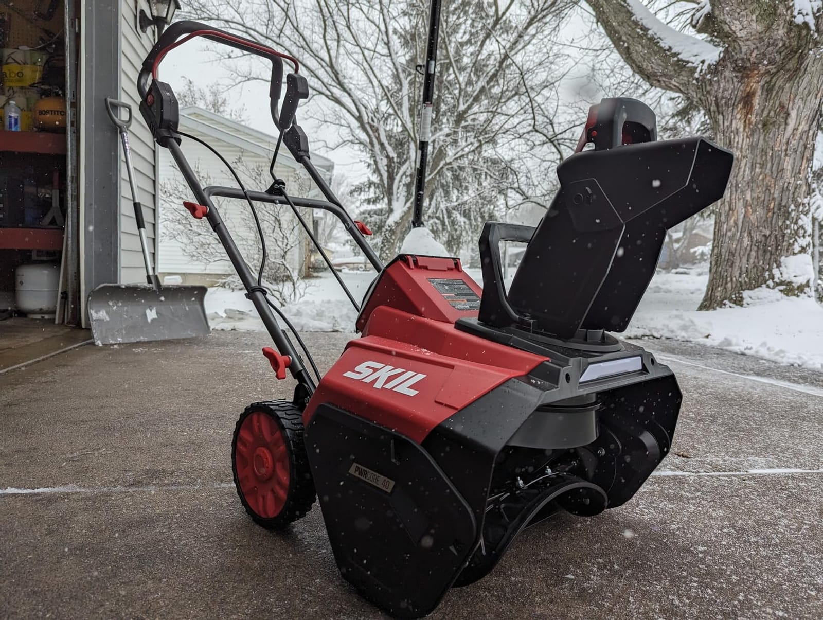 SKIL PWR CORE 40 Brushless 40V 20 in. Single Stage Snow Blower Kit, 30'ft Throwing Distance, Includes 6.0Ah Battery and Charger- SB2001C-10 red customer photo 1