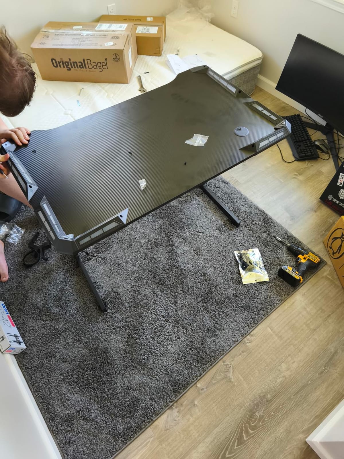 HLDIRECT 40 Inch Gaming Desk with Carbon Fiber Surface & LED Lights, Black customer photo 1