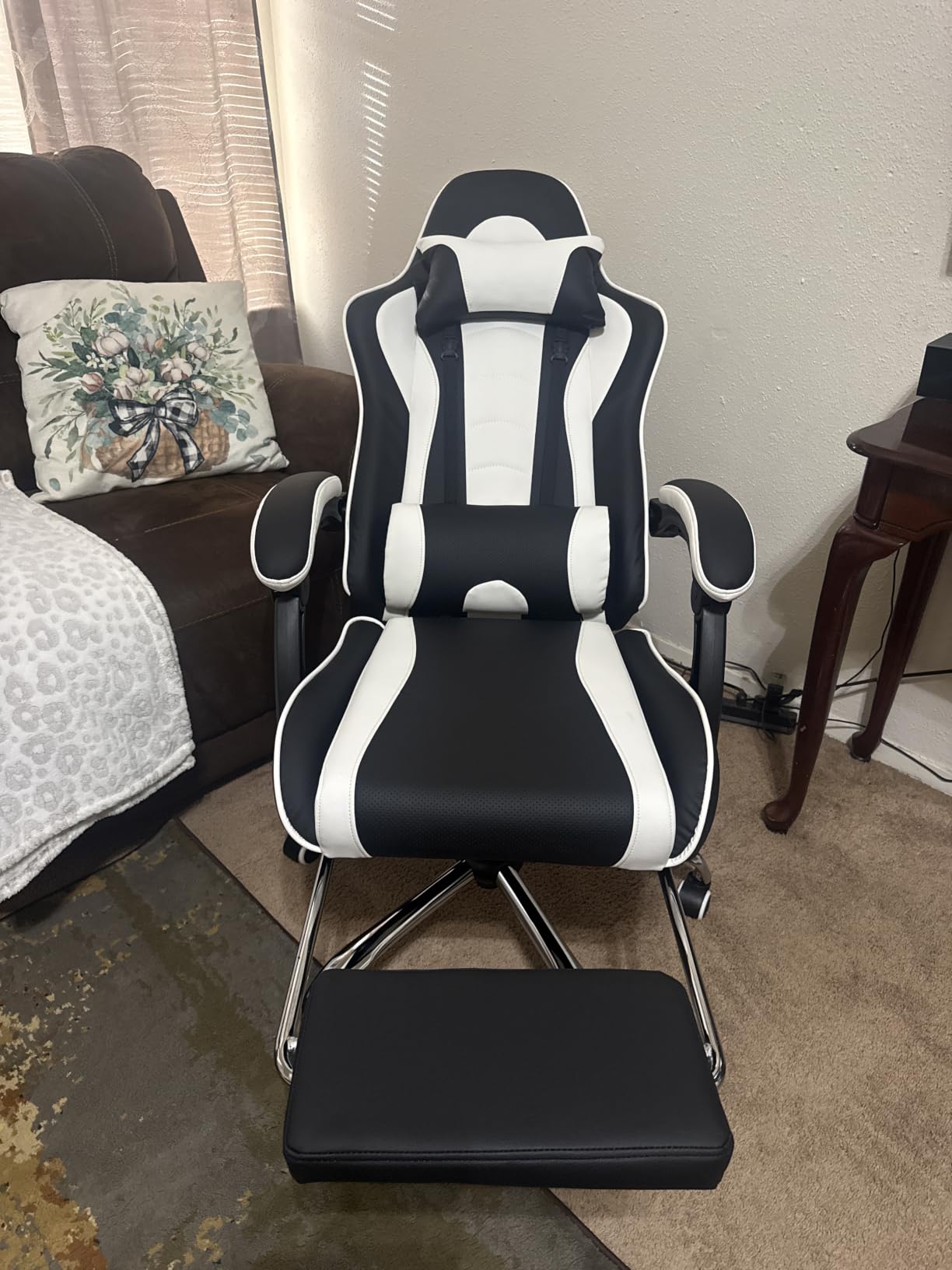 Yaheetech Gaming Chair with Footrest Massage Lumbar Pillow Black and White customer photo 1