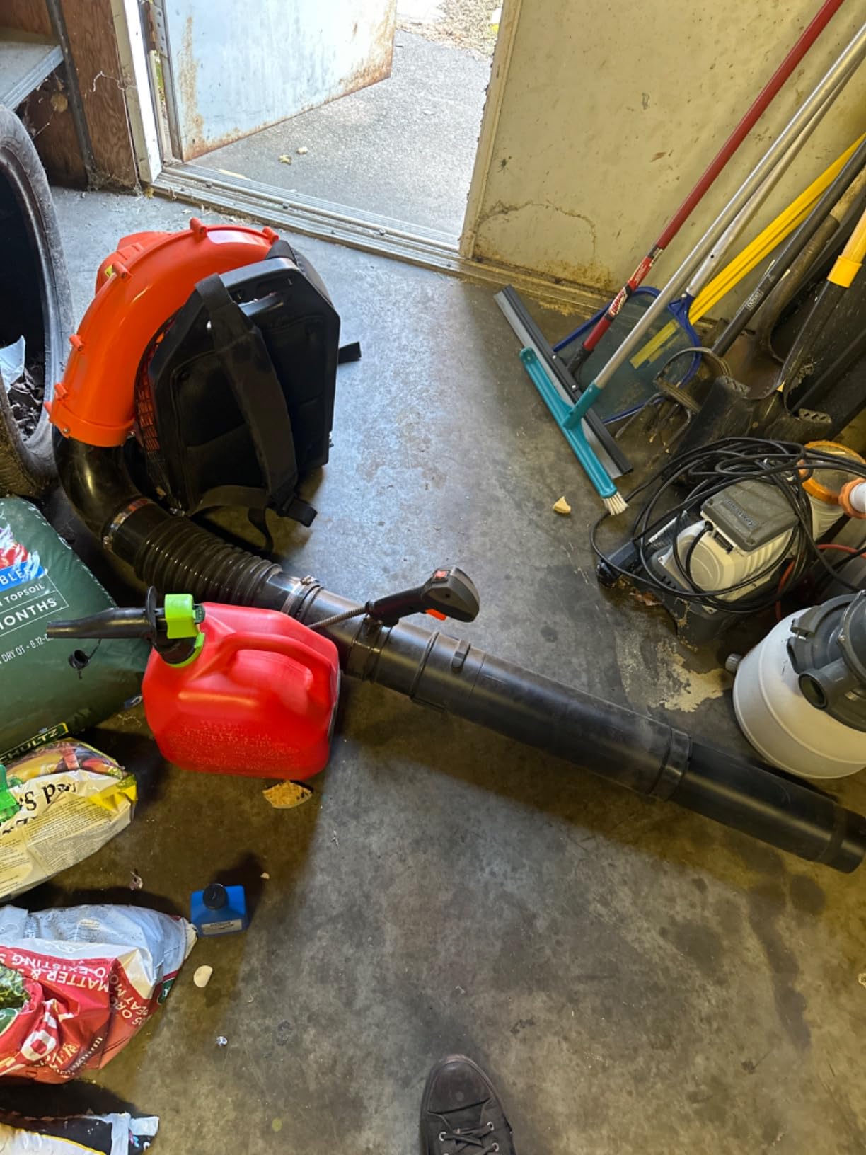 VEVOR 63CC Gas Backpack Leaf Blower, 2-Cycle 1110CFM 220MPH customer photo 1