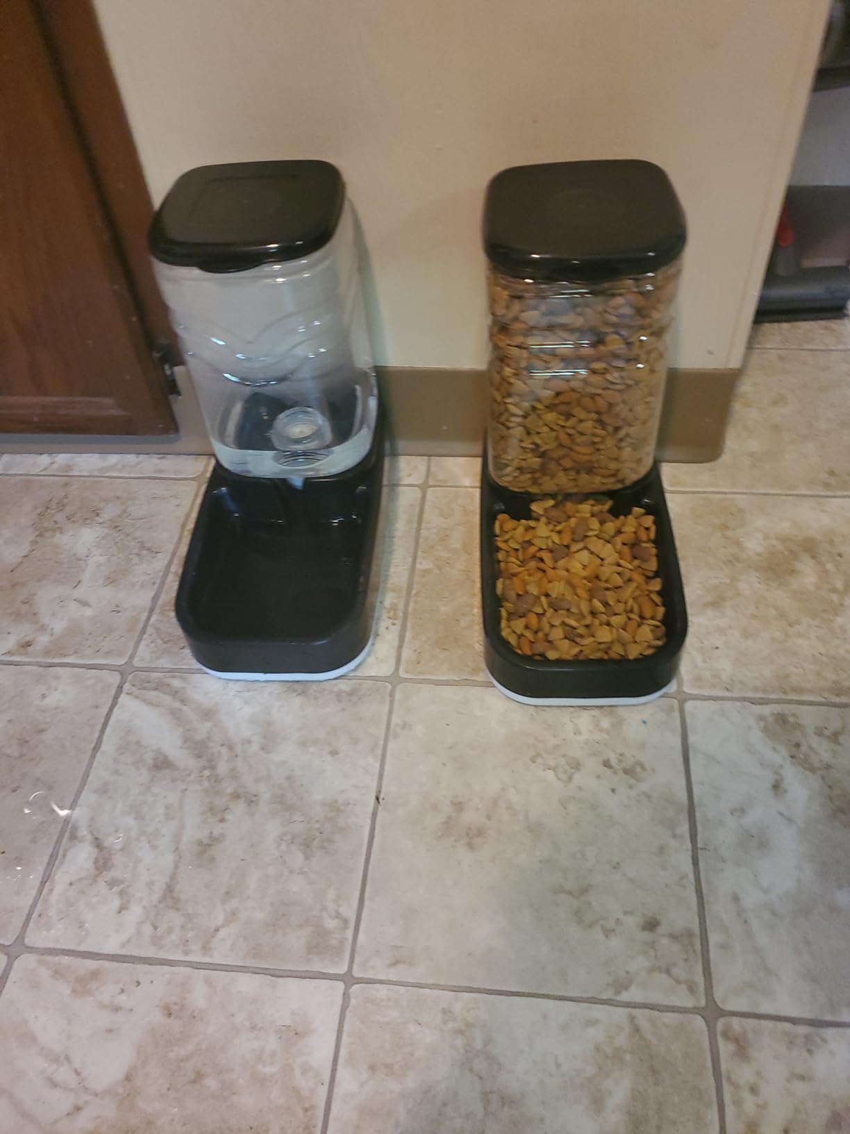 Elevon Automatic Cat Feeder, Gravity Food and Water Dispenser Bowl Set for Small Medium Dogs Animals, Pet Feeder Dispenser Storage Food, 3.8L Large Capacity, Black customer photo 2