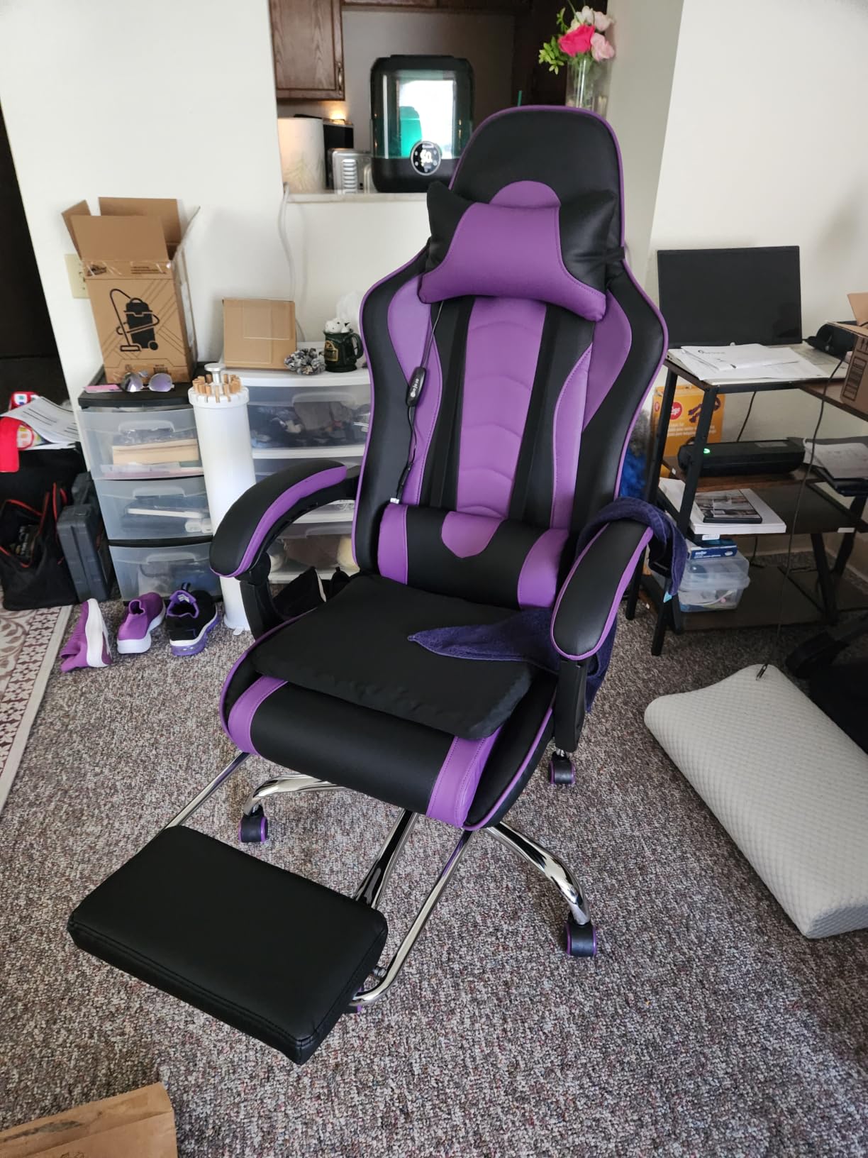 Yaheetech Gaming Chair with Footrest Massage Lumbar Pillow Reclining Black customer photo 1