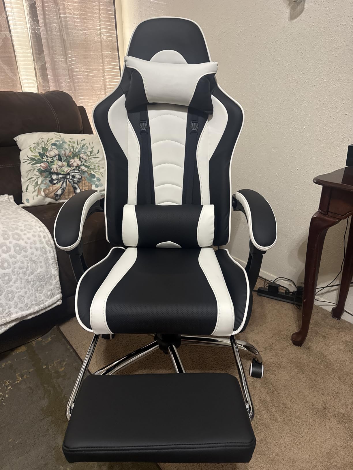 Yaheetech Gaming Chair with Footrest Massage Lumbar Pillow Reclining Black customer photo 2