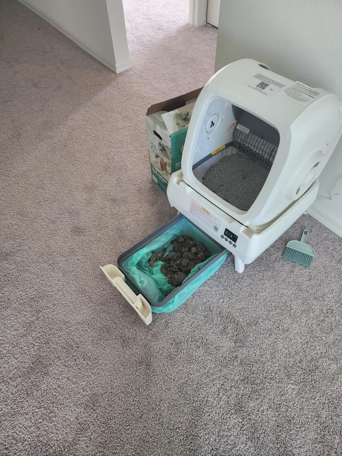 Automatic Cat Litter Box Self Cleaning - App Control, Cat Toilet Records, Suitable for Big Cats, Medium Cats, Kittens and Multi-Cat Families, Anti-Pinch, Low Noise【Assembly Required】- White customer photo 1