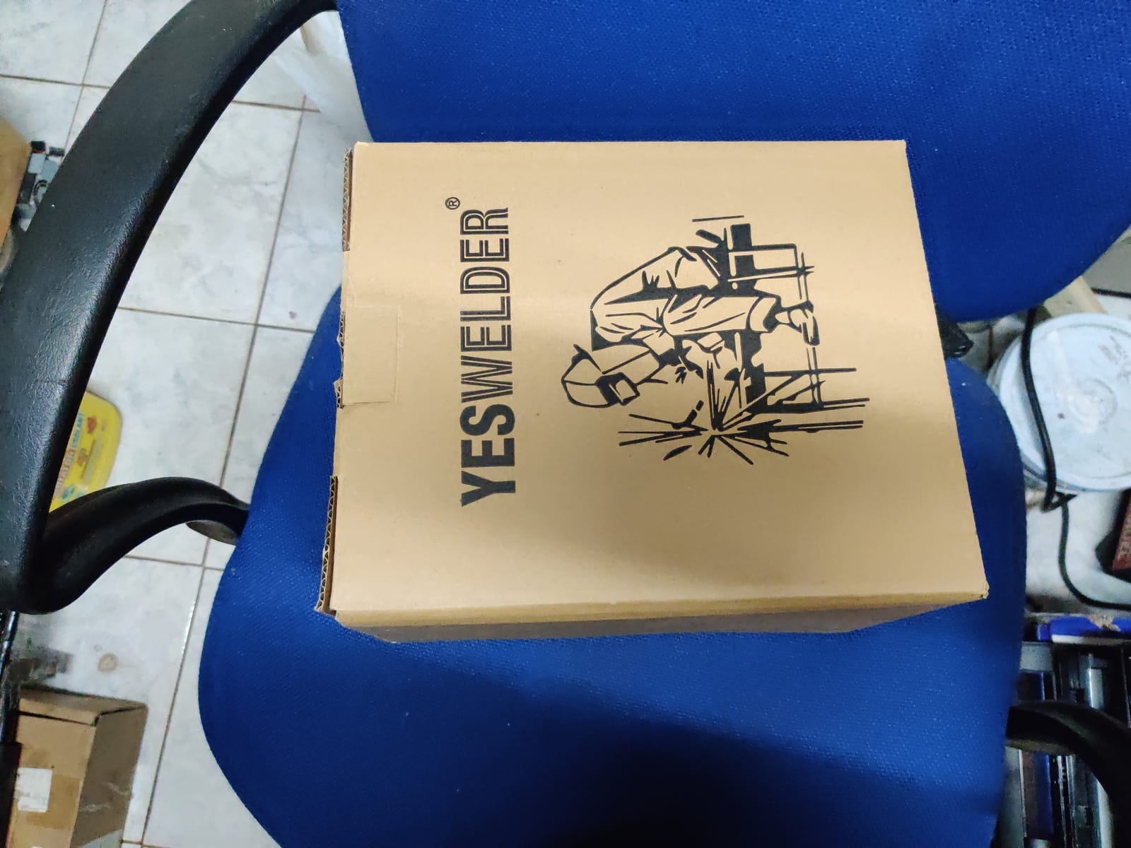 YESWELDER Auto-Shade Welding Helmet, Internal Digital Control, 180° View customer photo 1
