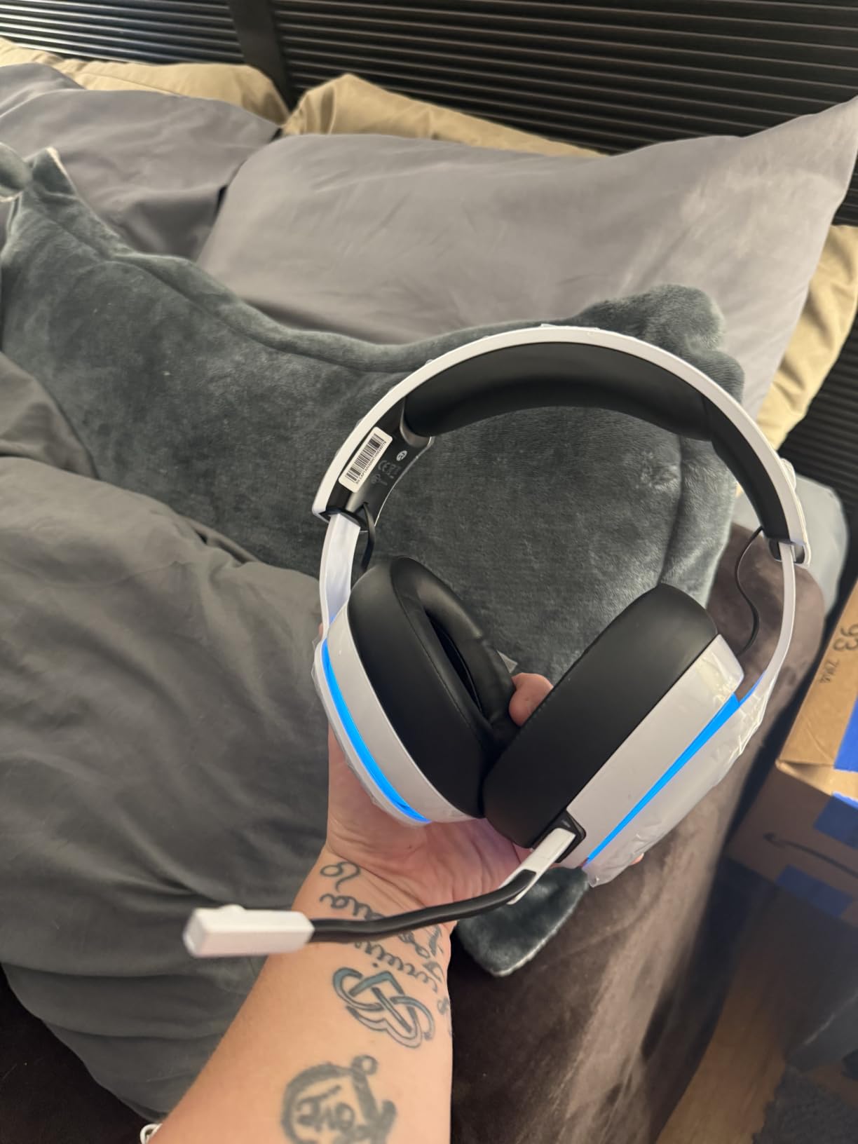AOC 2.4GHz Wireless Gaming Headset for PS5, PS4, PC, Switch, 45Hr, White customer photo 1
